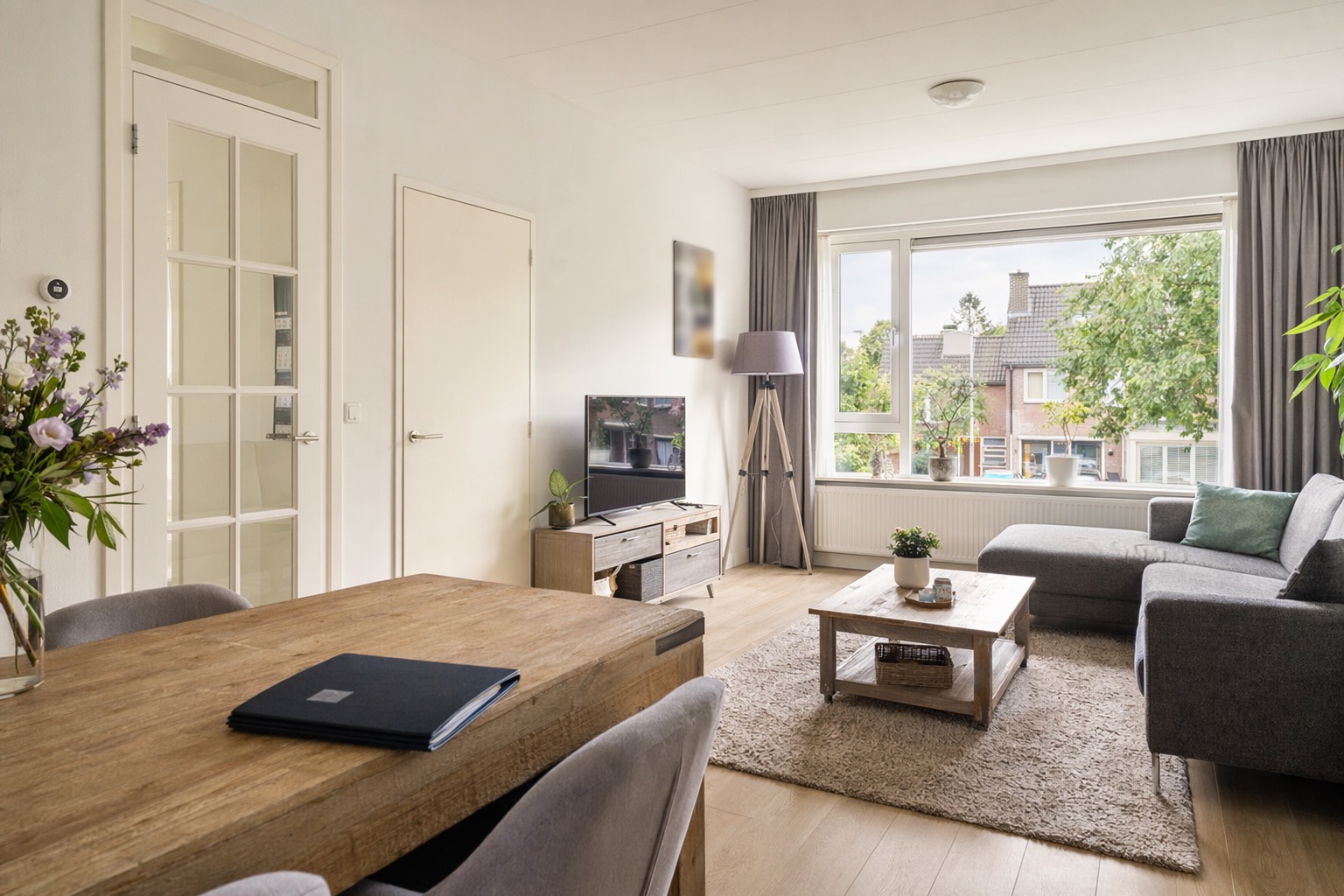 Dutch home buyer finance visual: bright apartment living room valuation preparation