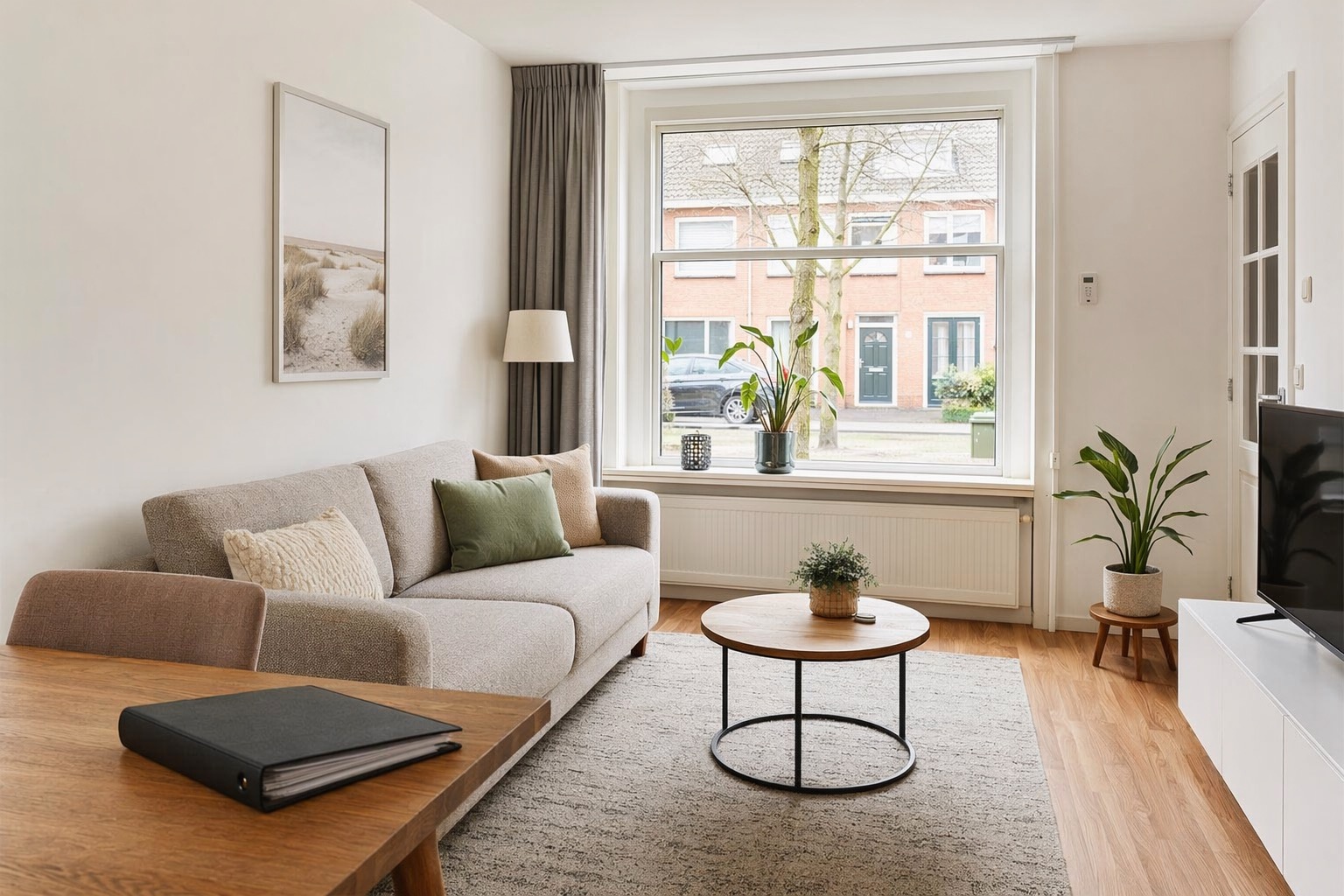 Lichte woonkamer tijdens het beoordelen van een woning
