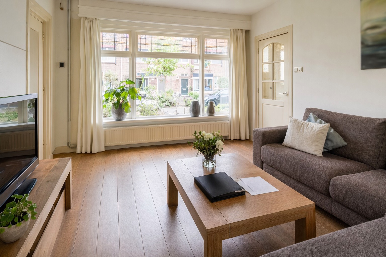 Woonkamer met documenten op tafel