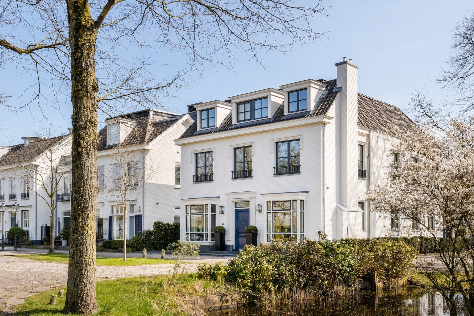 Karakteristieke Nederlandse woning in een rustige straat