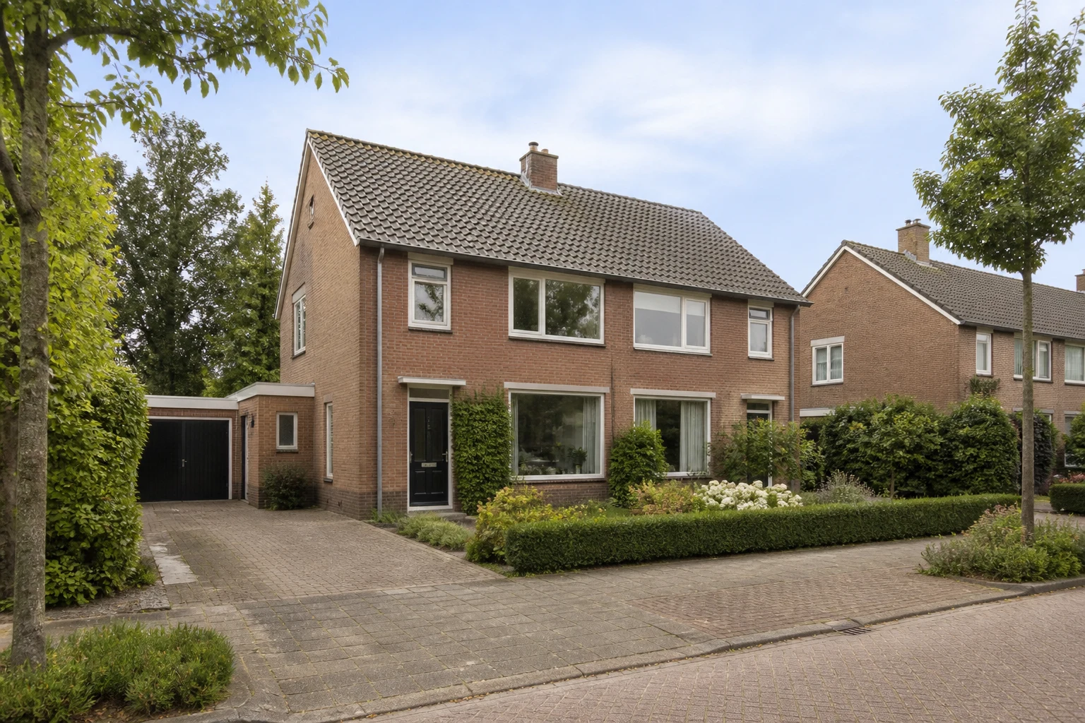 House Valuation in Aalst 5 Representative detached Dutch family home with garden and driveway in Aalst