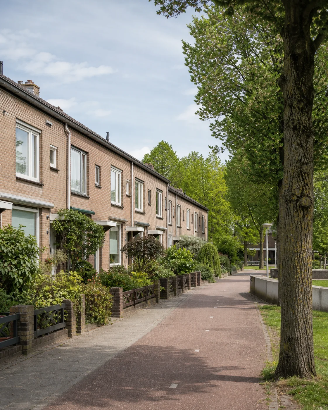 House Valuation in Achtse Barrier–Hoeven, Eindhoven 1 Vertical view of established Achtse Barrier–Hoeven homes and a tree-lined residential street in Eindhoven