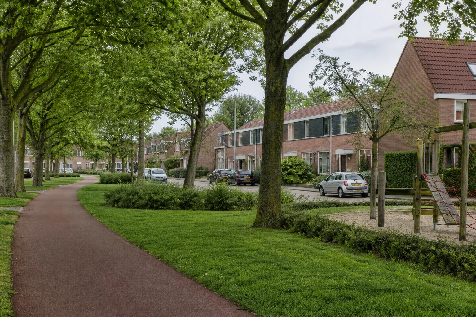 House Valuation in Achtse Barrier–Hoeven, Eindhoven 4 Green residential and cycling context in Achtse Barrier–Hoeven, Eindhoven