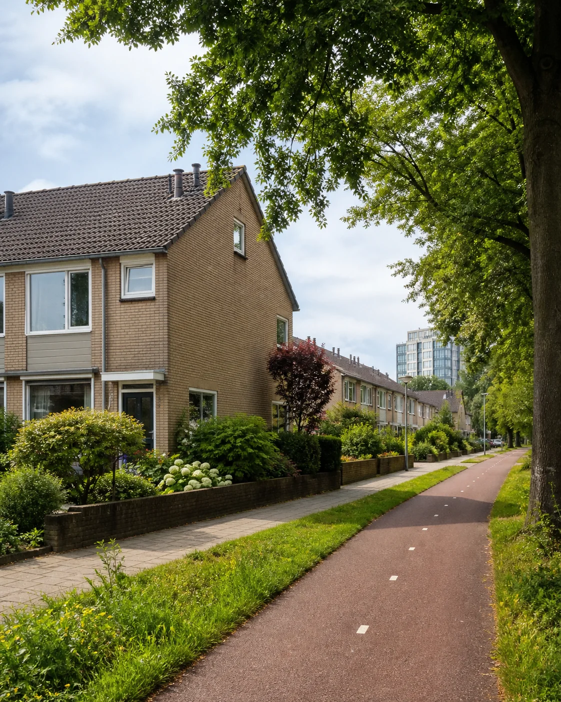 House Valuation in Achtse Barrier–Spaaihoef, Eindhoven 1 Vertical view of established Achtse Barrier–Spaaihoef homes and a tree-lined residential street in Eindhoven