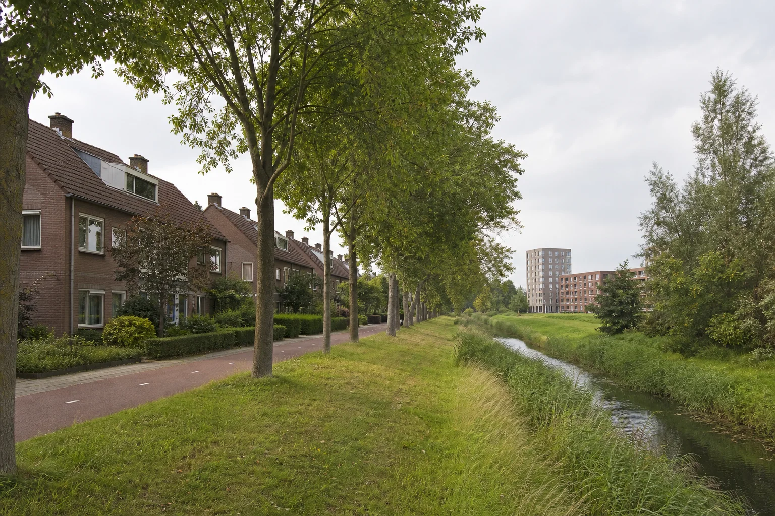 House Valuation in Achtse Barrier–Spaaihoef, Eindhoven 4 Green residential and cycling context in Achtse Barrier–Spaaihoef, Eindhoven