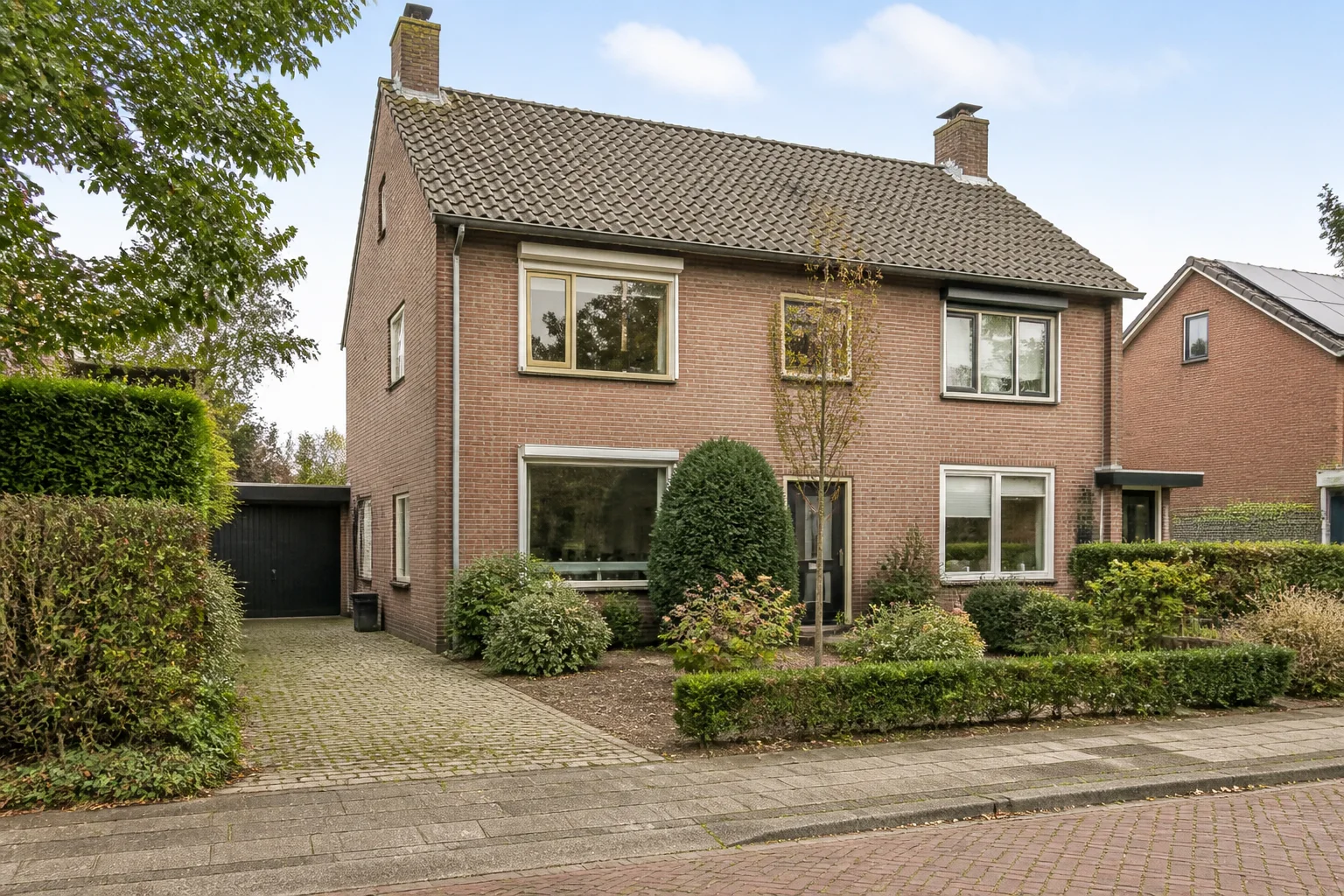 House Valuation in Asten 6 Representative brick family home with garden and driveway in Asten