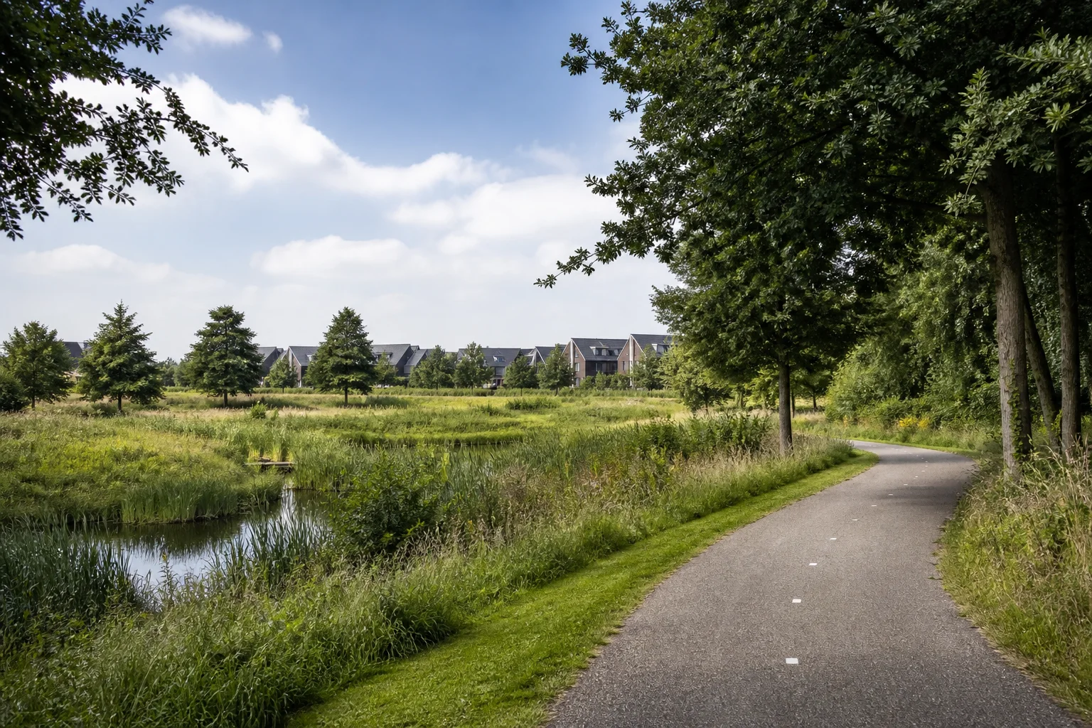 Tree-lined cycle path, green corridor and residential edge in Blixembosch-Oost