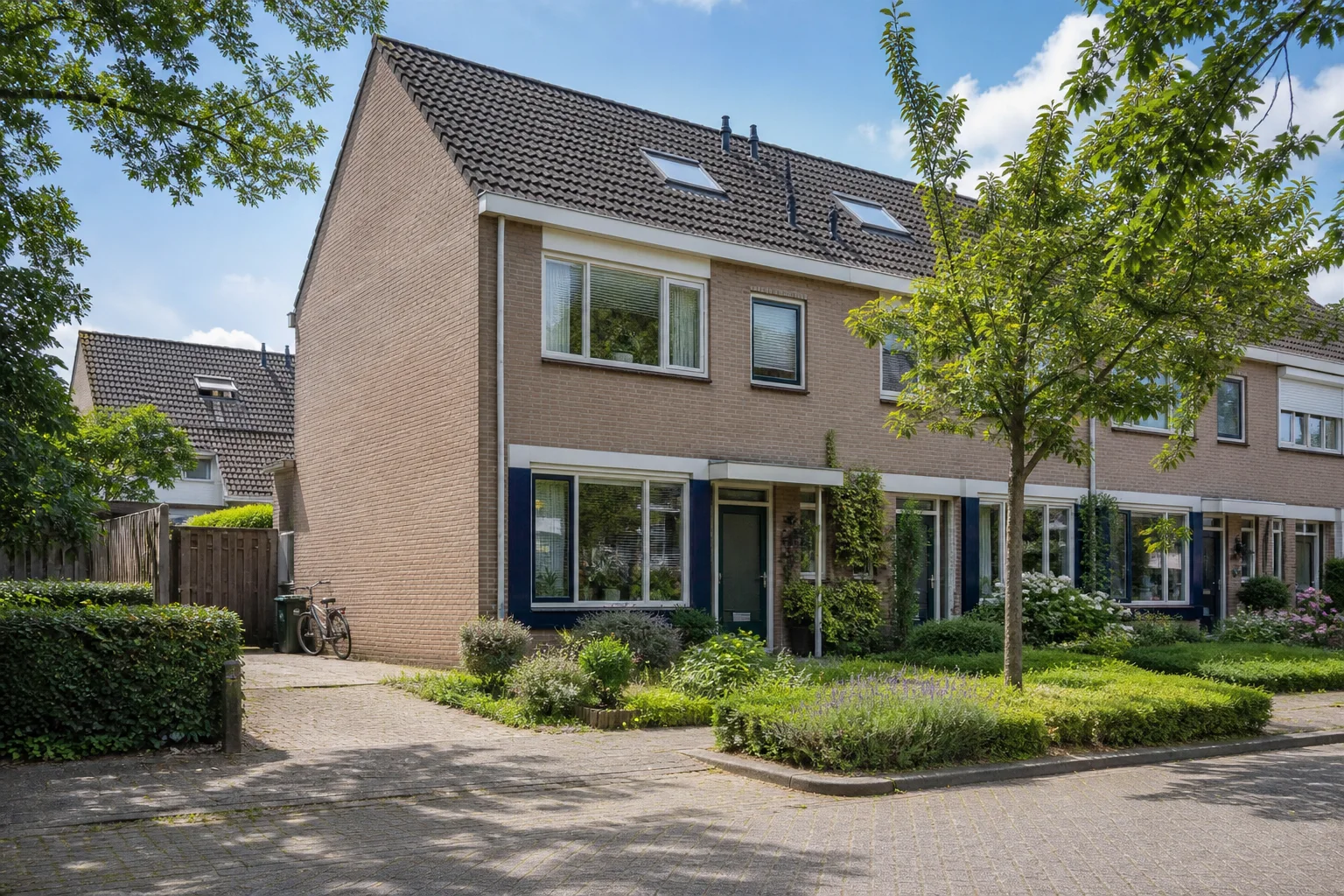 Representative brick family house in Blixembosch-Oost
