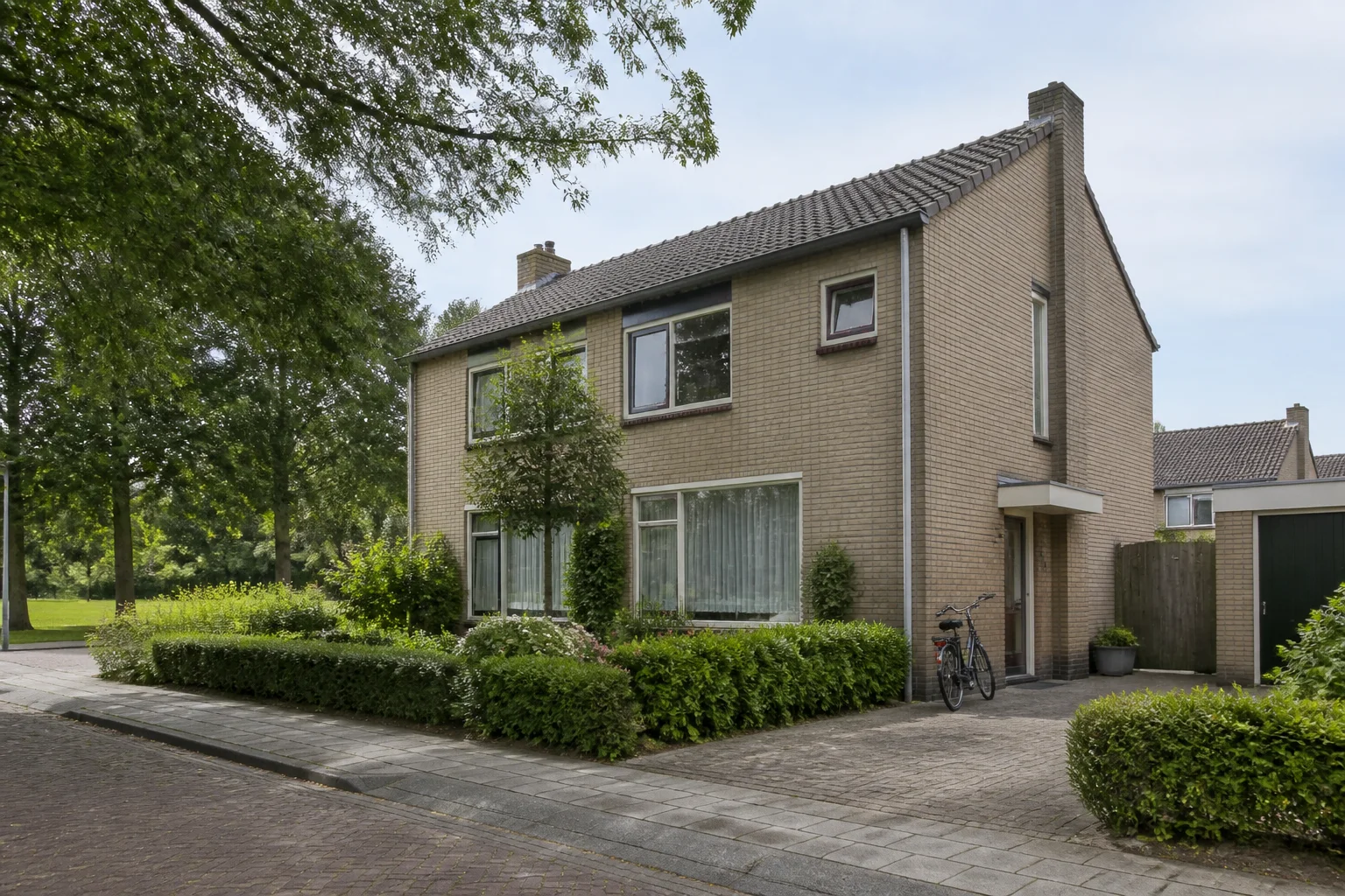 House Valuation in Eersel 6 Representative brick family home with garden and driveway in Eersel