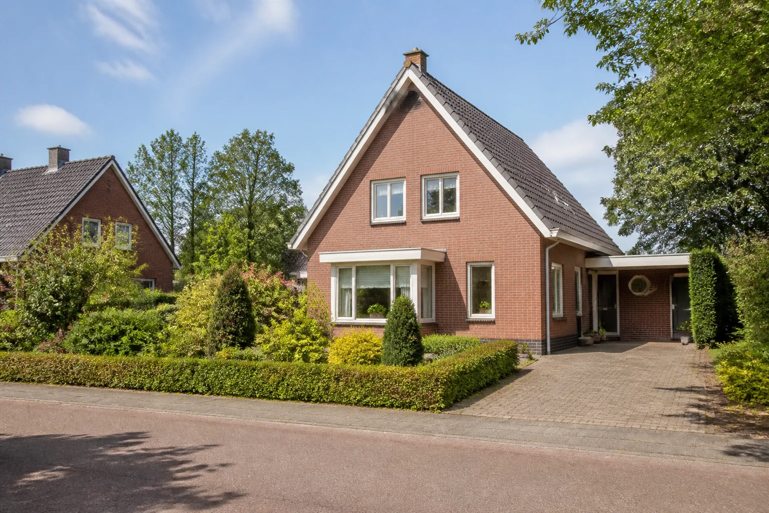 House Valuation in Luyksgestel 6 Representative brick family home with garden and driveway in Luyksgestel