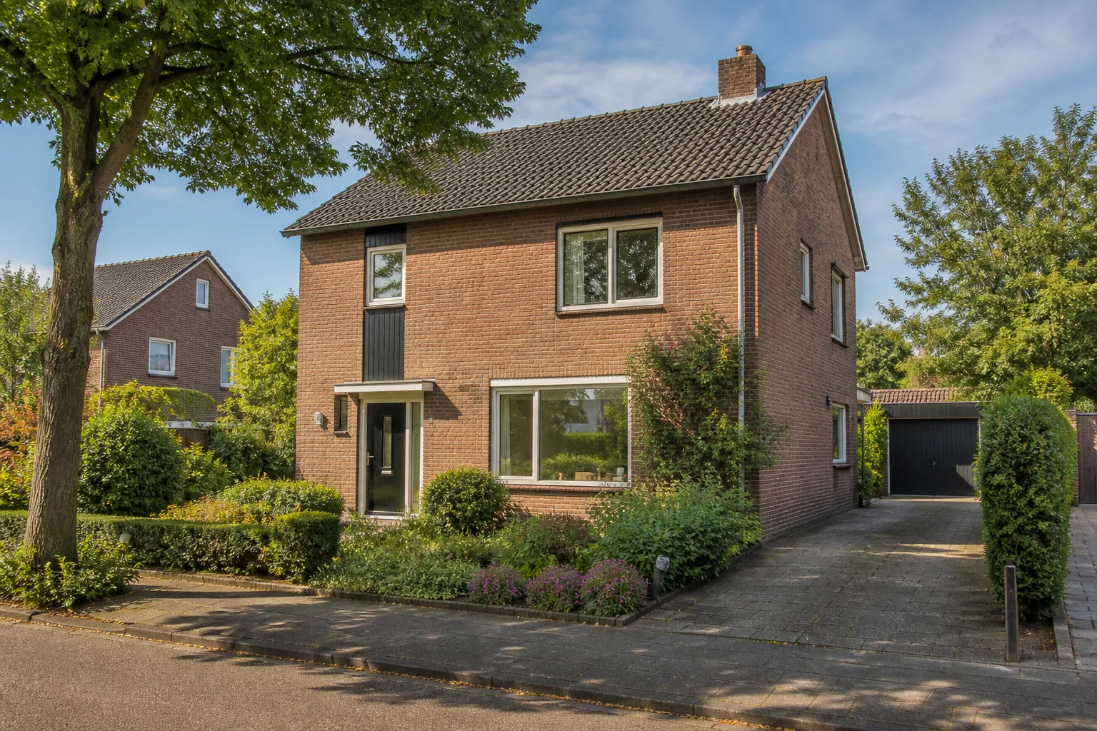 House Valuation in Nuenen 6 Representative brick family home with garden and driveway in Nuenen