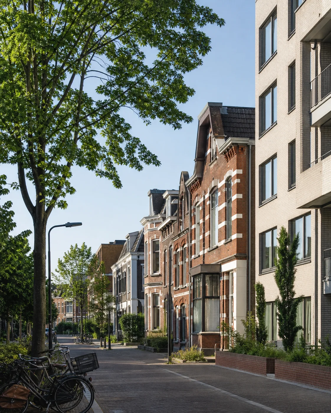 House Valuation in Oude Spoorbaan 1 Vertical residential street and homes near Oude Spoorbaan in Eindhoven