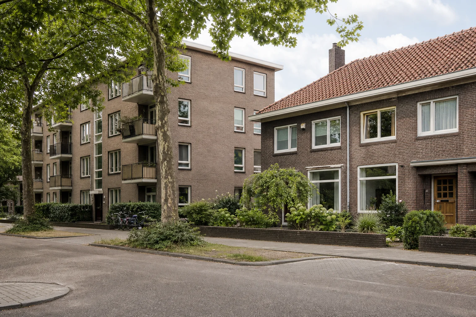House Valuation in Oude Spoorbaan 5 Representative brick apartments and family housing in Oude Spoorbaan, Eindhoven