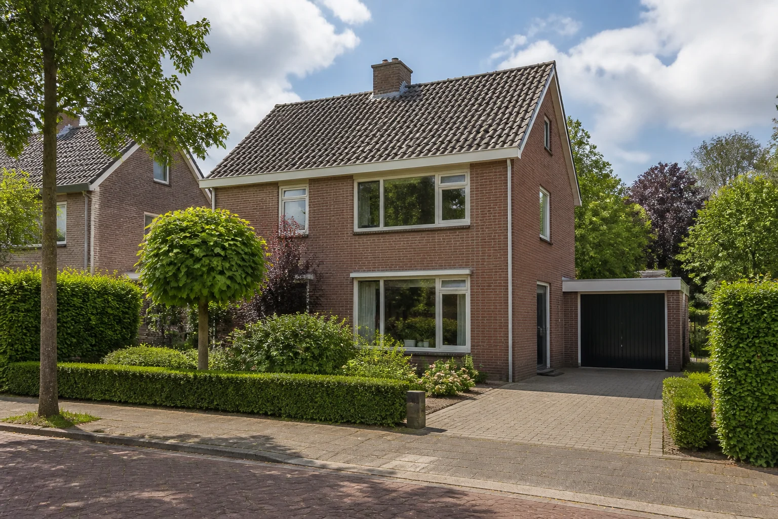 House Valuation in Son en Breugel 6 Representative brick family home with garden and driveway in Son en Breugel