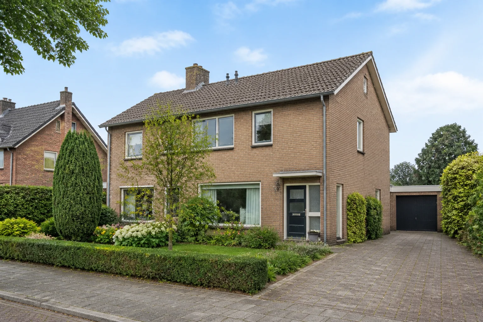 House Valuation in Steensel 6 Representative brick family home with garden and driveway in Steensel