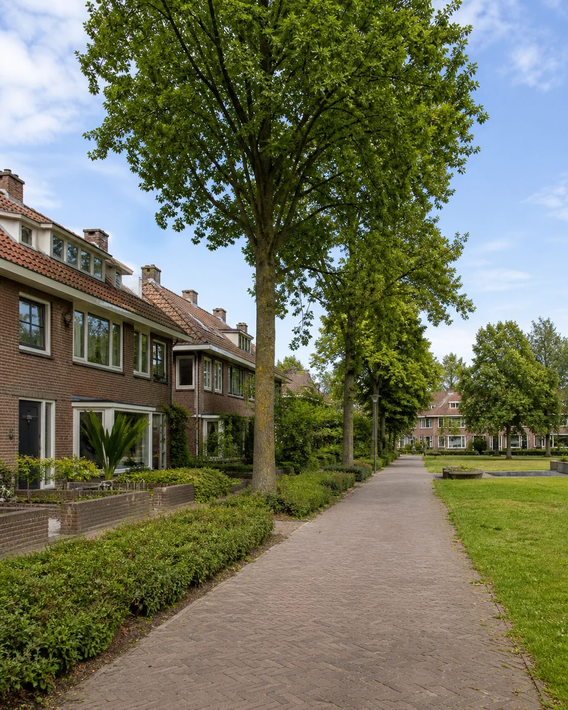 House Valuation in Tempel 1 Vertical residential street and homes near Tempel in Eindhoven