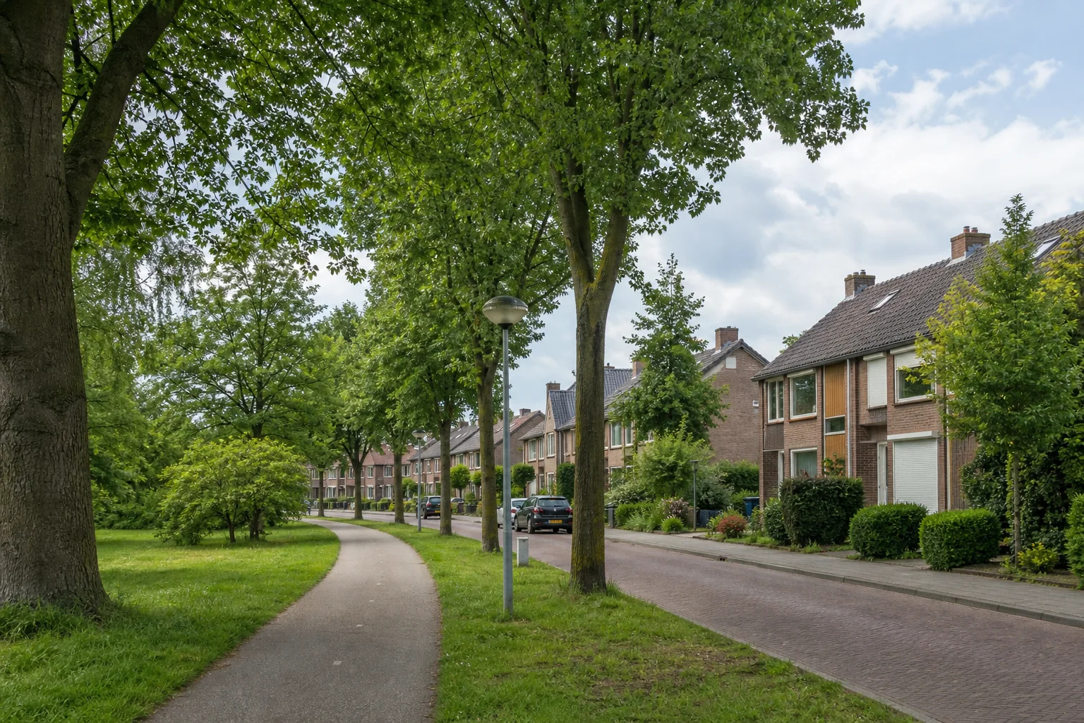 House Valuation in Tempel 5 Tempel green residential streets, mature trees and local housing context in Eindhoven