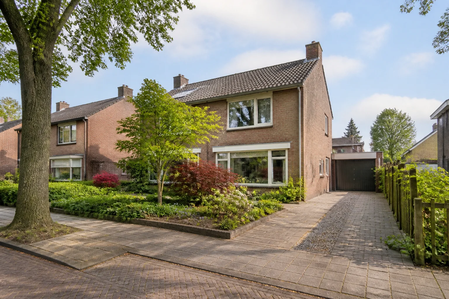 House Valuation in Valkenswaard 6 Representative brick family home with garden and driveway in Valkenswaard