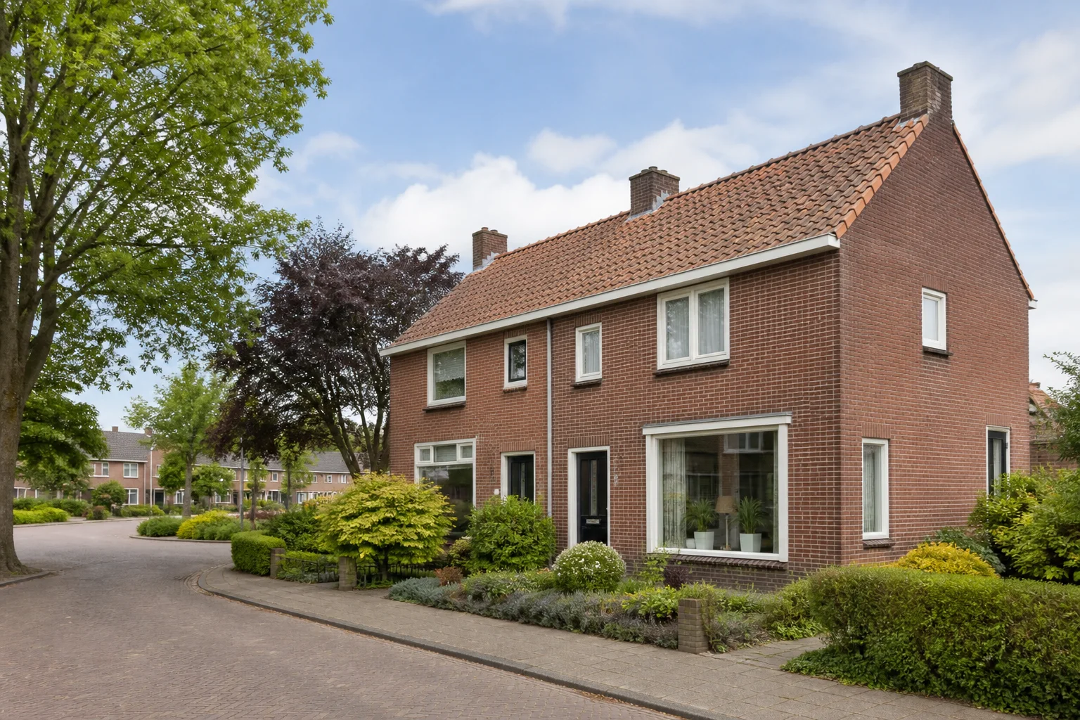 House Valuation in Vessem 6 Representative brick family home with garden and driveway in Vessem