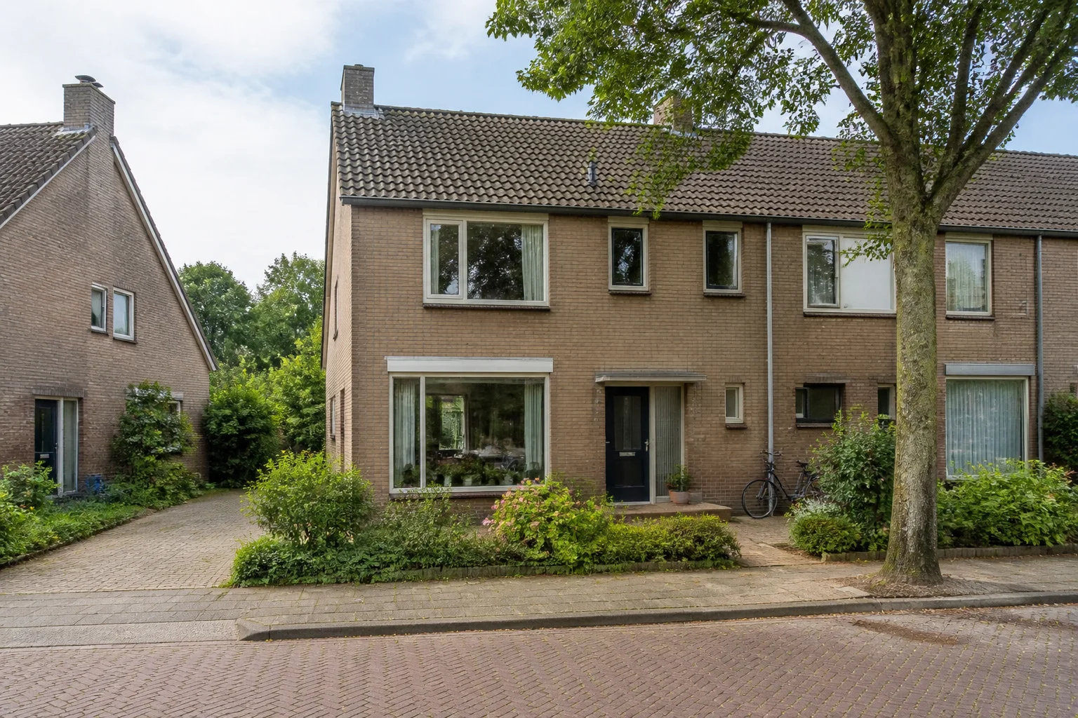 House Valuation in Wintelre 6 Representative brick family home with garden and driveway in Wintelre